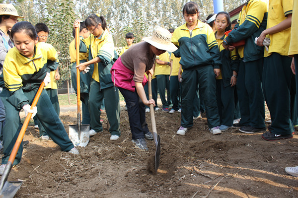 育新学校来留民营参加了为期三天的学农活动