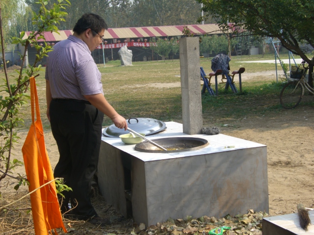 留民营推出“亲自动手体验烧柴锅做农家饭”的特色活动